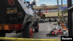 Situasi di Markas Kepolisian Daerah (Mapolda) Riau di Pekanbaru setelah penyerangan oleh sekelompok orang terduga teroris, 16 Mei 2018. (Foto: Antara Foto/Ronny Muharrman via Reuters)