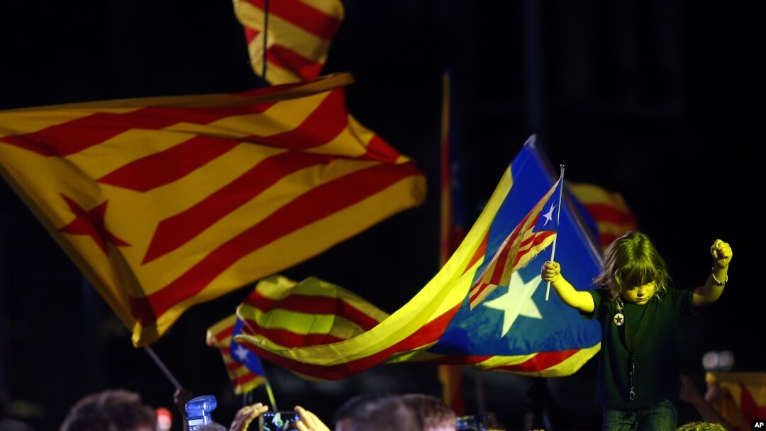 Pristalice nezavisnosti Katalonije slave u Barceloni posle objavljivanja rezultata regionalnih izbora u nedelju, 27. septembra 2015. Dve parftije koje žele nezavisnost - Junts pel Si (Zajedno za Da), sa 62 poslanika, i levičarski separatistički CUP, sa 10 poslanika, imaće većinu u ragionalnom parlamentu koji ima 135 poslanika.
