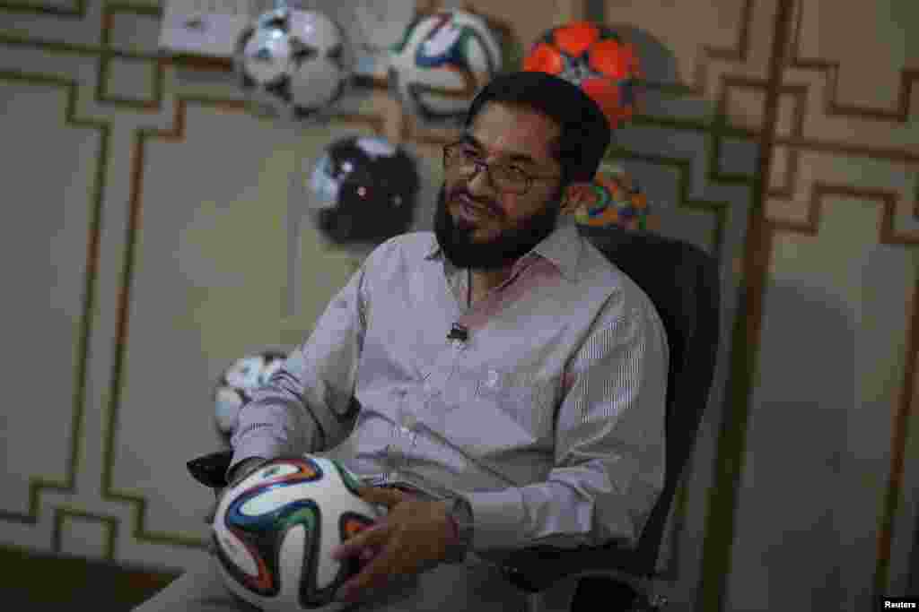 پاکستانی صنعت کار خواجہ اختر&nbsp; کا کہنا تھا کہ جدید آلات کے ذریعے عالمی معیار کے فٹ بال تیار کیے گئے ہیں۔