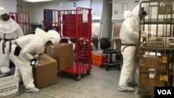 FILE - Employees sort through mail at the Pentagon’s mail screening facility, Oct. 2, 2018. (C. Babb/VOA)