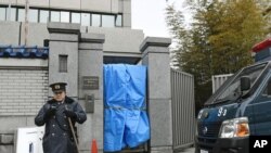 Seorang polisi berjaga-jaga di dekat pintu gerbang Asosiasi Umum Korea Utara pro-Pyongyang di Tokyo, Jepang, Jumat, 23 Februari 2018.