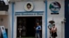 Turis berfoto di depan Gereja Maradona di San Andres Cholula, negara bagian Puebla, Meksiko, Minggu, 18 Juli 2021. (AP Photo/Marco Ugarte)