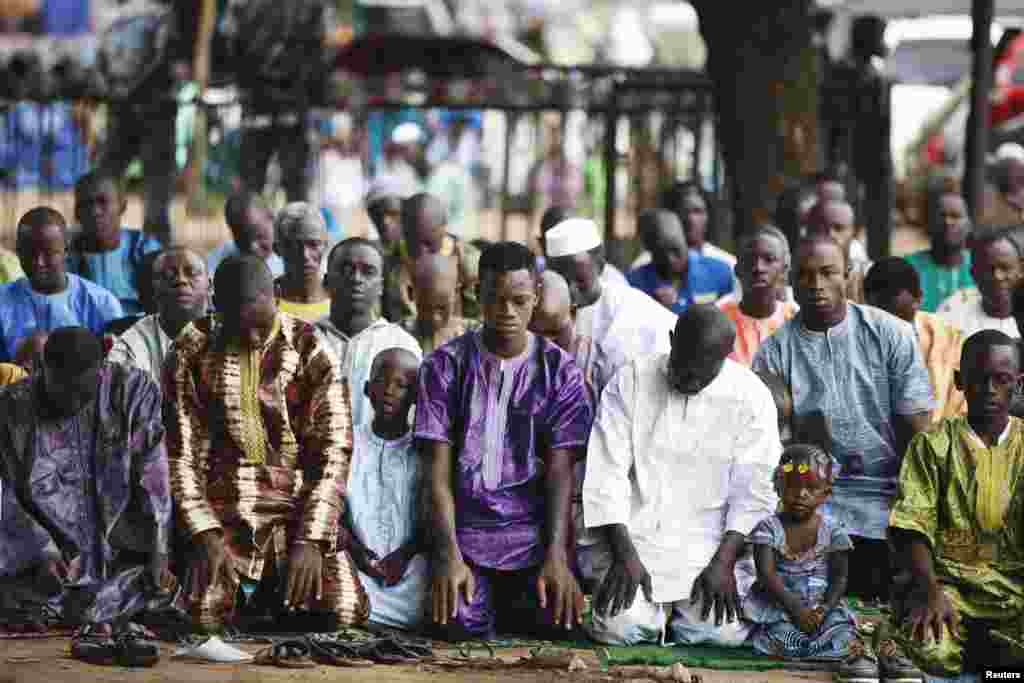 Jemaah sholat Idul Fitri di luar Masjid Raya Bamako di Mali.