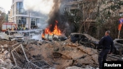 نیروهای امدادی اسرائیل پس از حملات امروز در یکی از مکان‌های اصابت موشک در تل‌آویو حاضر شدند