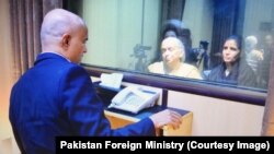 Pria India yang ditahan di Pakistan, Kulbhushan Jadhav (kiri) saat bertemu ibu dan istrinya di Islamabad, Pakistan, 25 Desember 2017 lalu. 