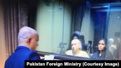 Tersangka mata-mata India Kulbhushan Jadhav bersama istri dan ibunya di Islamabad, Pakistan, 25 Desember 2017. (Foto: Kementerian Luar Negeri Pakistan)