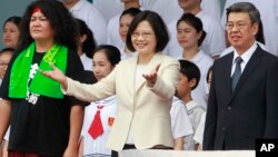 Presiden baru Taiwan, Tsai Ing-wen (tengah) dan Wapres Chen Chien-jen (kanan) pada acara pelantikan hari Jumat (20/5).