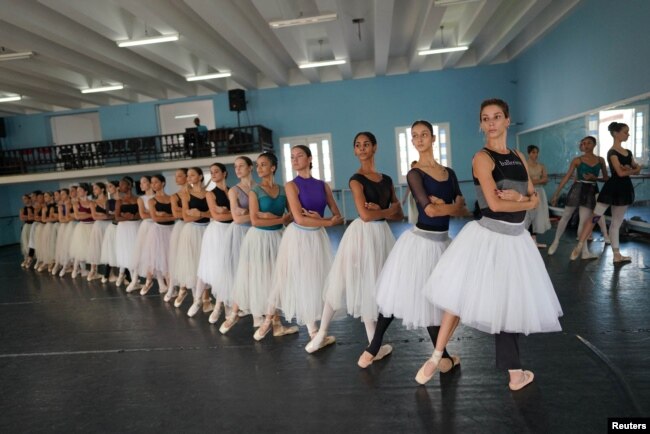 Ballet dancers practice at a ballet's school in Havana, Cuba, August 18, 2022. (REUTERS/Alexandre Meneghini)