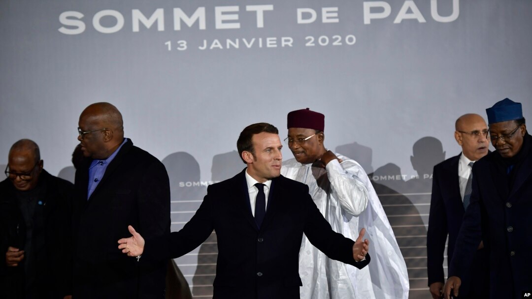 Perezida w'Ubufaransa, Emmanuel Macron,hagati, ari kumwe na bagenzu ba G5 Sahel mu nama mu mujyi wa Pau mu Bufaransa, ku italiki ya 13 y'ukwa mbere 2020.