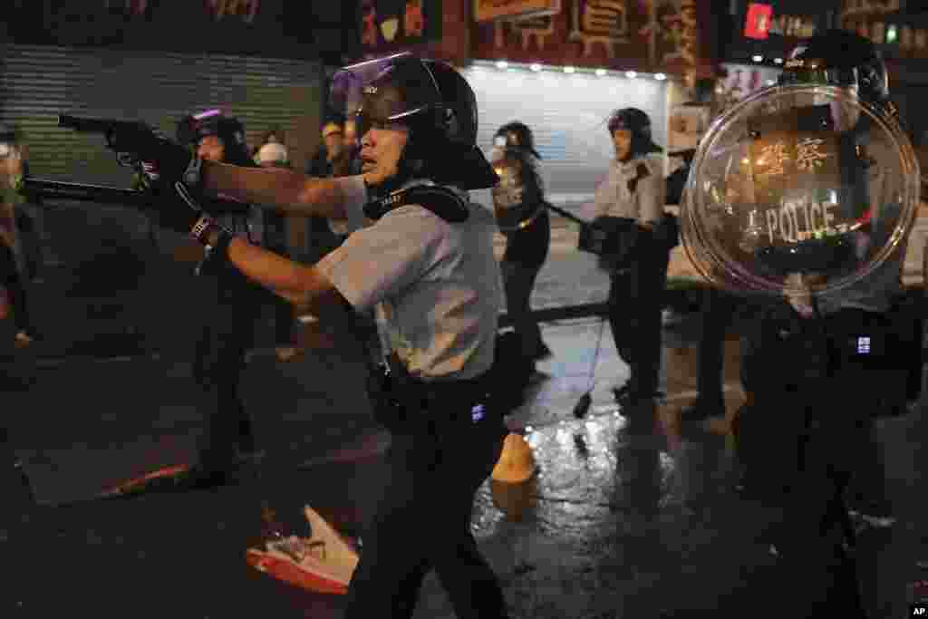 香港警察在街头把枪口对准抗议者。(2019年8月25日)