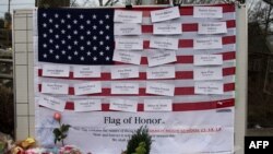 Los nombres de las víctimas están prendidos en una bandera estadounidense en el pueblo de Newtown, Connecticut.
