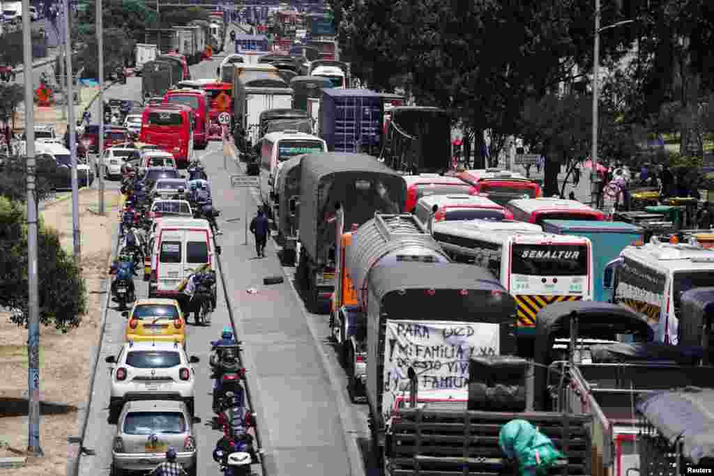 En Bogotá, se cancelaron las clases presenciales en colegios y universidades debido a bloqueos de camioneros al interior de la ciudad. El desabastecimiento y alza en el precio de los alimentos ya se está empezando a sentir.