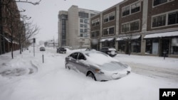 Automobil zatrpan snijegom tokom mećave u susjedstvu East Village u Des Moinesu, Iowa, 12. januara 2024.