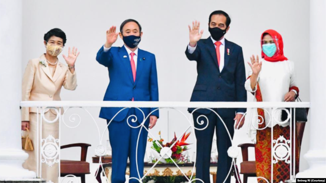 Presiden Joko Widodo didampingi Ibu Negara Iriana Joko Widodo menyambut kunjungan PM Jepang Yoshihide Suga beserta Ibu Mariko Suga di Istana Kepresidenan Bogor, Jawa Barat, pada Selasa, 20 Oktober 2020. (Courtesy/Setpres RI). 