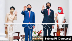 Presiden Joko Widodo didampingi Ibu Negara Iriana Joko Widodo menyambut kunjungan PM Jepang Yoshihide Suga beserta Ibu Mariko Suga di Istana Kepresidenan Bogor, Jawa Barat, pada Selasa, 20 Oktober 2020. (Courtesy/Setpres RI). 