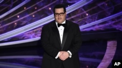 Josh Gad di panggung "The Oscars" di Dolby Theatre, Los Angeles, 9 Februari 2020. (Foto: dok).