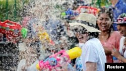 Orang yang bersuka ria ikut serta dalam perang air di Festival Songkran untuk merayakan Tahun Baru Thailand di Bangkok, Thailand, 14 April 2017. (Foto: Reuters)