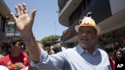 哥斯达黎加当选总统索利斯（前）。