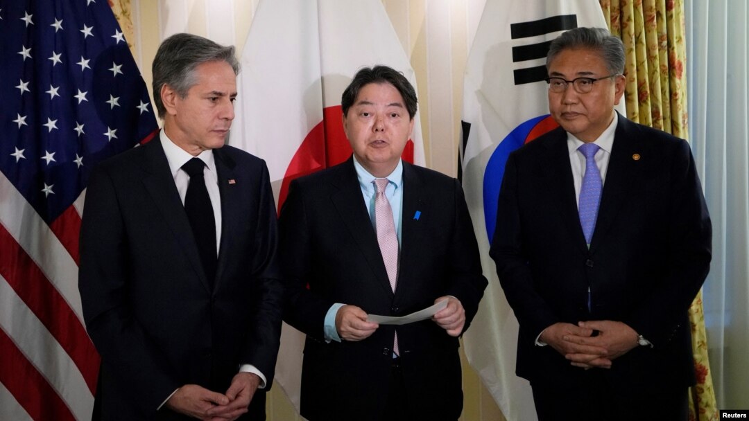토니 블링컨(왼쪽) 미 국무장관과 박진(오른쪽) 한국 외교장관, 하야시 요시마사 일본 외무상이 18일 독일 뮌헨안보회의 현장에서 긴급 회동하고 있다.