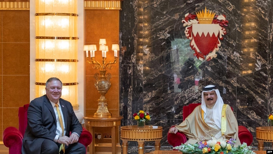 Menteri Luar Negeri AS Mike Pompeo (kiri) bersama Raja Bahrain Hamad bin Isa Al Khalifa (kanan) di ibu kota Manama, 26 Agustus 2020. (Foto: BNA (Bahrain News Agency) / AFP) 