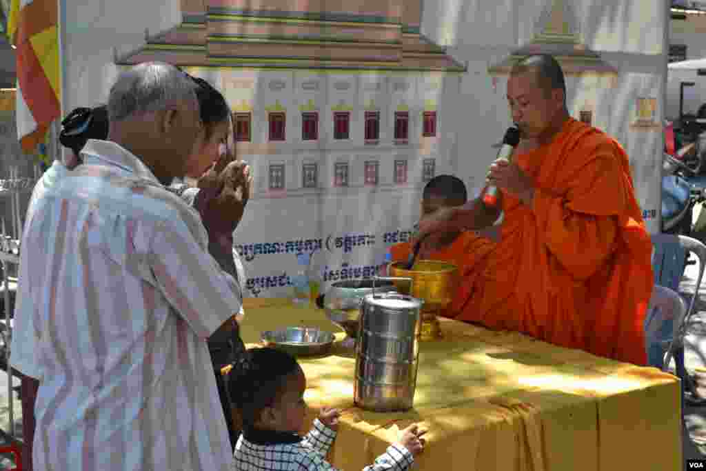 ទិដ្ឋភាព​ទូទៅ​នៅ​ថ្ងៃ​កាន់​បិណ្ឌ​ទី​ពីរ​នៃ​ពិធី​បុណ្យ​ភ្ជុំ​បិណ្ឌ នៅ​វត្ត​កោះ​ ក្នុង​ក្រុង​ភ្នំពេញ​ ថ្ងៃ​អង្គារ ទី​២៦ ខែ​កញ្ញា ឆ្នាំ​២០១៨។ (ណឹម សុភ័ក្រ្តបញ្ញា/VOA)