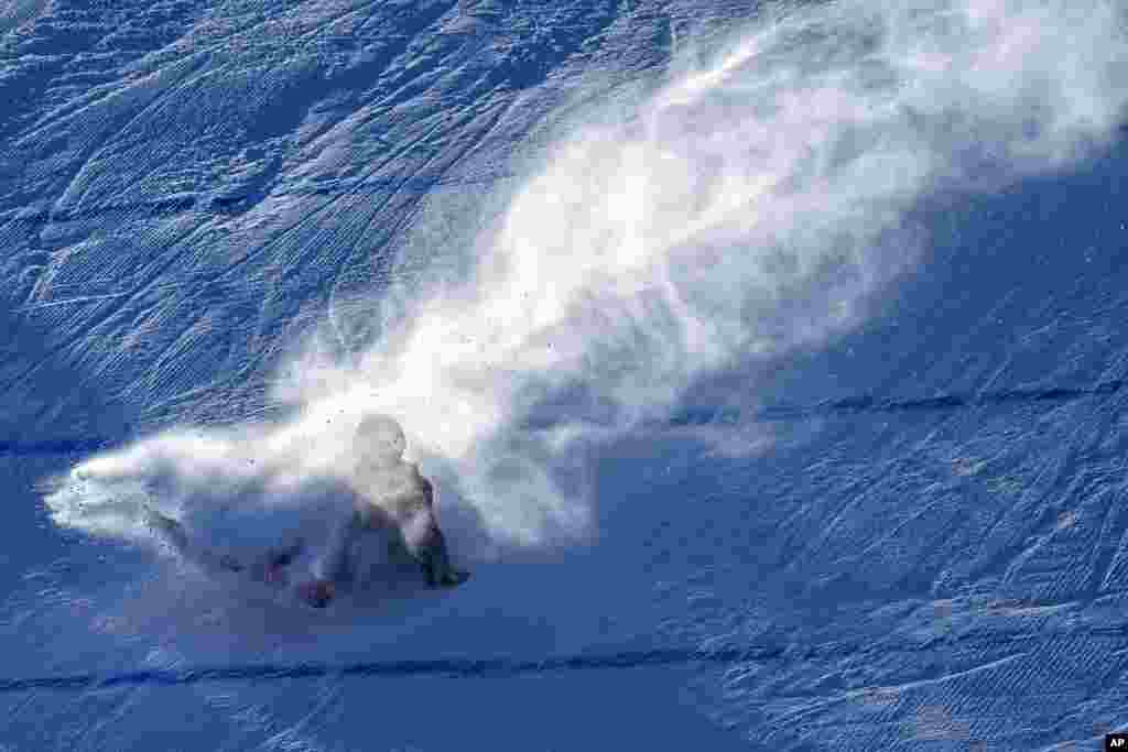 Xiong Shirui of China crashes during the Women&#39;s Snowboard Big Air at the 9th Asian Winter Games in Yabuli in northeast China&#39;s Heilongjiang province.