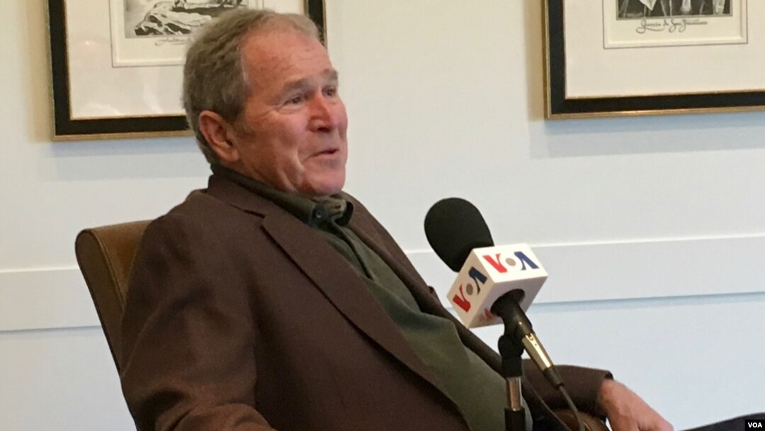 Mantan presiden AS George W. Bush dalam wawancara dengan VOA di Museum Kepresidenan Bush di Dallas, Texas.