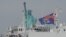 美国海军"安慰号"医院船驶入纽约港。(2020年3月30日)