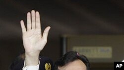 ນາຍົກລັດຖະມົນຕີ Yousuf Raza Gilani ແຫ່ງປາກິສຖານໂບກມື ໃສ່ປະຊາຊົນເວລາເດີນທາງມາຮອດສານສູງສຸດ ໃນກຸງອິສລາມາບັດ ປາກິສຖານ.
ວັນທີ 19 ມິຖຸນາ 2012.