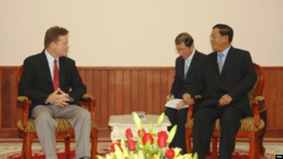 TT Hun Sen – người luôn ủng hộ các dự án đập Trung Quốc trên sông Mekong, tiếp Nghị Sĩ Jim Webb ngày 19/ 08/ 2009 trong chuyến du hành qua 5 quốc gia Đông Nam Á khảo sát các dự án phát triển Mekong và phương thức sử dụng nước xuyên lưu vực. [nguồn: Office of Senator Jim Webb]