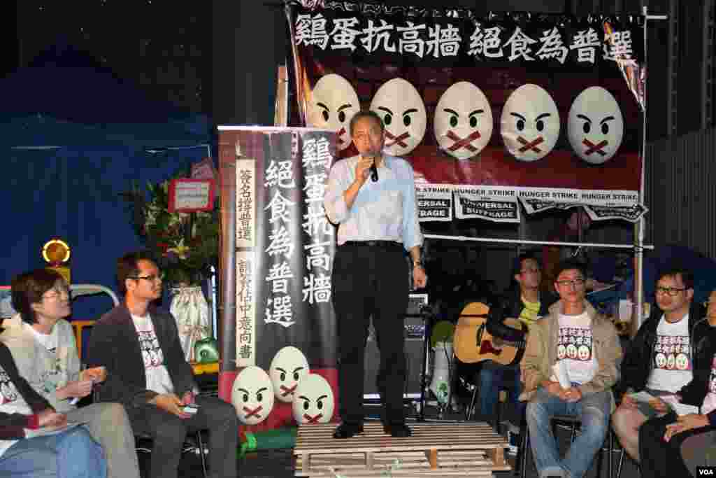 香港泛民在中环展开“绝食争普选”行动的第三晚现场（美国之音图片/海彦拍摄）