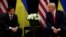 Cựu Tổng thống Donald Trump họp với Tổng thống Ukraine Volodymyr Zelenskiy tại khách sạn InterContinental Barclay New York nhân Đại hội đồng Liên Hợp Quốc, ngày 25/9/ 2019, ở New York. (Ảnh AP/Evan Vucci)