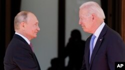 El presidente de EE. UU., Joe Biden, y el presidente de Rusia, Vladimir Putin, se saludan durante un encuentro multilateral en Ginebra, el 16 de junio de 2021.