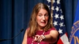 Menteri Kesehatan dan Layanan Masyarakat, Sylvia Burwell, berbicara selama konferensi pers. (foto: AP Photo/Alex Brandon)