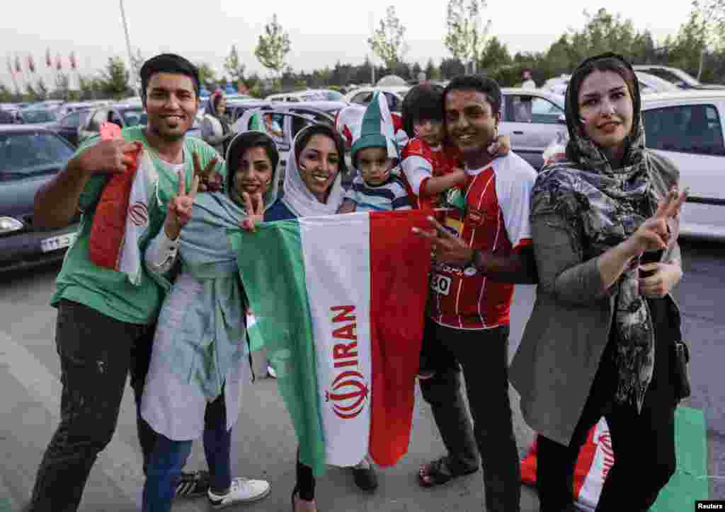 تماشاچیان بازی دو تیم ایران و اسپانیا پشت در ورزشگاه آزادی در ایران