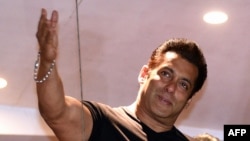 Salman Khan, acteur indien de Bollywood, salue ses fans chez lui à Bandra, à Bombay, le 7 avril 2018.