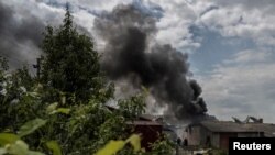 Дим після обстрілу біля українсько-російського кордону на Харківщині, Україна, 5 червня 2023 року. REUTERS/Viacheslav Ratynskyi