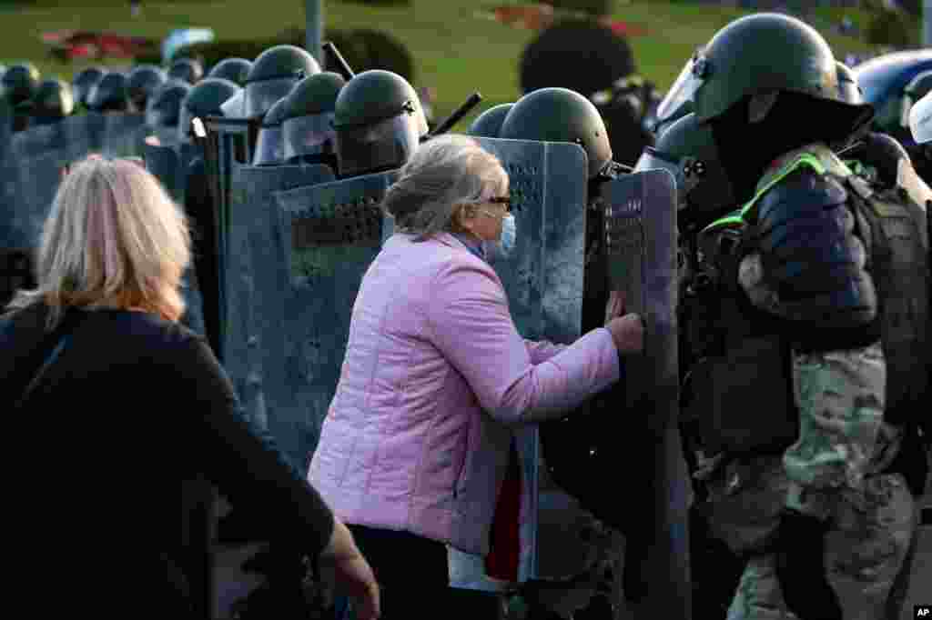 یک زن معترض مقابل نیروهای سرکوبگر پلیس بلاروس. امروز لوکاشنکو در حالی سوگند یاد کرد که مردم معترض خواستار برگزاری انتخابات دوباره هستند. 