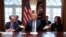 El presidente Donald Trump habla a los periodistas antes de iniciar una reunión con ejecutivos bancarios en la que se trató sobre un posible paquete de medidas económicas para hacer frente a la crisis.