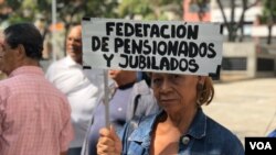 Al menos una centena de pensionados se concentraron frente a la sede del ministerio público, en la capital de Venezuela, para demandar protección ante lo que consideran como la pérdida de los derechos adquiridos durante años. Foto: Álvaro Algarra - VOA.