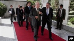  دپاکستان دخارجه دفتر وياند اعزاز احمد چوهدري وئيلي وؤ دقومي سلامتۍ لپاره دپاکستان دوزيراعظم صلاح کار سرتاج عزيز دکابل دسفر په مهال افغان صدر حامد کرزي ته دپاکستان ددورې رسمي بلنه ورکړې وه