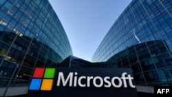 资料照片：美国微软公司在其法国总部的标志。(2018年3月6日)