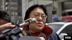 Gao Ge, saudara perempuan Ai Wei Wei, menyampaikan keterangan kepada wartawan di luar kantor polisi di Beijing, Sabtu (9/4).