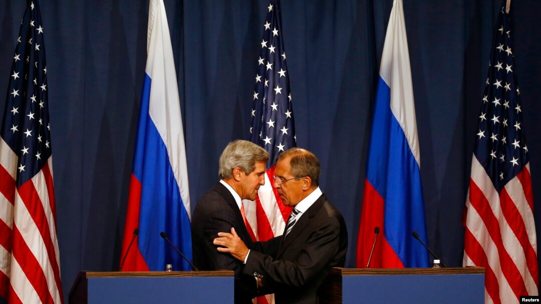 Ngoại trưởng Hoa Kỳ John Kerry (trái) và Bộ trưởng Ngoại giao Nga Sergei Lavrov bắt tay sau khi đưa ra một tuyên bố tiếp theo cuộc họp về Syria, tại một cuộc họp báo ở Geneva, 14/9/2013