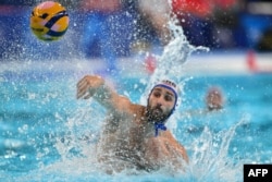 Miloš Ćuk šutira na gol u finalu Olimpijskih igara u Parizu, 11. avgusta 2024. (Foto: AFP/Andreas Solaro)