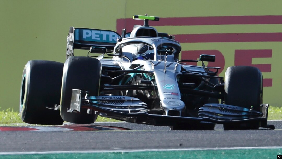 Tay đua người Phần Lan Valtteri Bottas lái chiếc Mercedes thắng giải Công thức 1 tại vòng đua Suzuka ở Suzuka, miền trung Nhật bản, ngày 13/10/2019. 