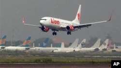 Sebuah pesawat Lion Air sedang lepas landas (foto: ilustrasi). 