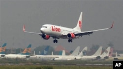 Salah satu pesawat milik maskapai penerbangan Lion Air, saat lepas landas dari bandara internasional Juanda, Surabaya, 12 Mei 2012. (Foto: dok).