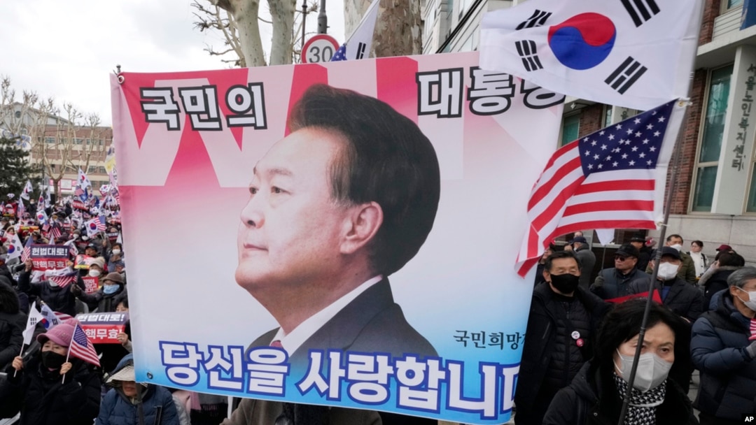Pristalice smijenjenog južnokorejskog predsjednika Yoon Suk Yeola prisustvuju skupu protiv njegovog opoziva u blizini Ustavnog suda u Seulu, Južna Koreja, 25. februara 2025. Poruka glasi: "Narodni predsjednik."