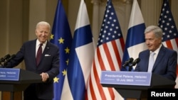 Joe Biden, Presdente americano (esq) e Sauli Niinisto, Presidente finlandês, Helsínquia, 13 Julho 2023